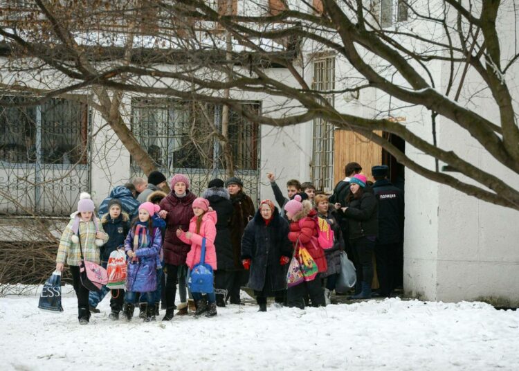 Ilmeisesti huonoista arvosanoista suuttunut koululainen ampui opettajan ja poliisin maanantaina Moskovan esikaupungissa.