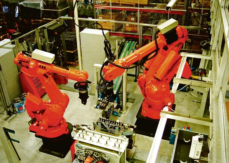 Ihmiskunnan vuosisatoja uneksima raskaan ja rasittavan työn automatisointi on jo näkyvissä, mutta se on muuttunut kauhukuvaksi. Kuvassa AGCO Powerin Nokian-tehtaan robotteja.