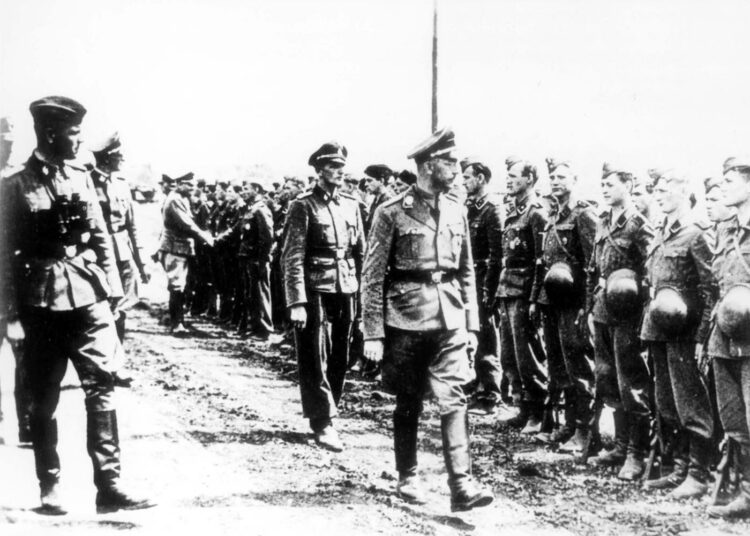 SS-johtaja Heinrich Himmler oli vastuussa Saksan keskitys- ja tuhoamisleirijärjestelmän organisoimisesta. Kuva vuodelta 1942.