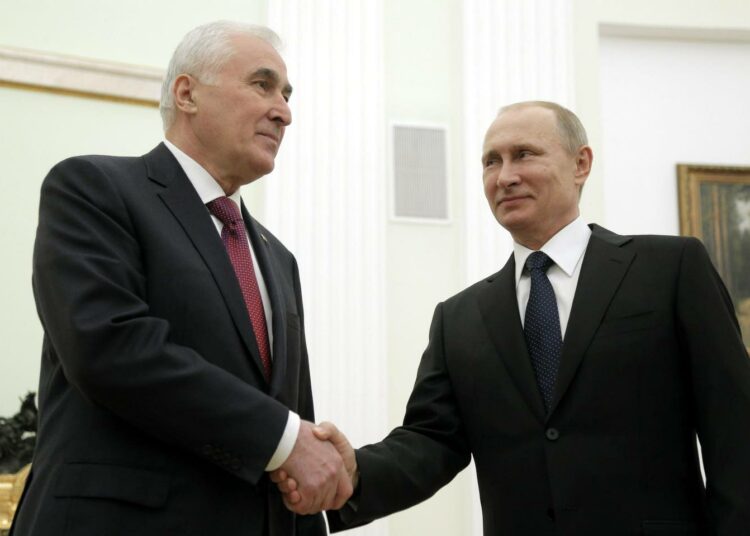 Presidentti Vladimir Putin ja Etelä-Ossetian johtaja Leonid Tibilov kättelivät 18. maaliskuuta liittolais- ja integraatiosopimuksen kunniaksi.