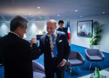 Ranskan ulkoministeri Laurent Fabius (oik.) on luvannut antaa lopullisen sopimusluonnoksen varhain lauantaiaamuna, jotta se voitaisiin allekirjoittaa puolen päivän aikoihin lauantaina. Fabius tervehti Marshallinsaarten ulkoministeri Tony de Brumia torstaina.