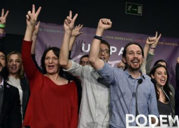 Podemosin johtajat Carolina Bescansa, Inigo Errejon ja Pablo Iglesias juhlivat Madridissa sunnuntaina.