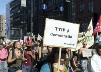 Mielenosoitus TTIP-, CETA- ja TISA -sopimuksia vastaan Helsingissä toukokuussa 2016.