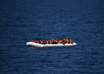 Toukokuussa otetussa kuvassa on Eurooppaan yrittäneitä afrikkalaisia kumiveneessä Libyan rannikon läheisyydessä.