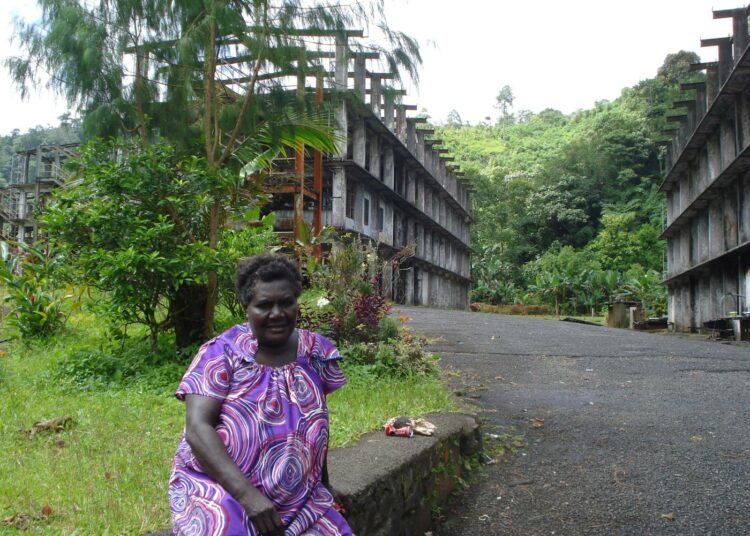 Bougainvillen saarella asuva Lynette Ona poseeraa Pangunan kaivosalueen raunioilla. Hänen setänsä johti asukkaiden perustamaa vallankumousarmeijaa, joka ajoi ylikansallisen kaivosyhtiön saarelta.