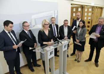 Joakim Srand (vas.), Antero Laukkanen, Maria Guzenina, Arto Pirttilahti, Kimmo Kivelä,Touko Aalto, Outi Mäkelä ja Jari Myllykoski (oik.) kertoivat 23. syyskuuta kansanedustajien lakialoitteesta, jossa esitetään pikaluottojen korkojen rajoittamista.