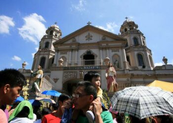 Katolisen kirkon vahva asema vaikeuttaa perhesuunnittelua Filippiineillä.