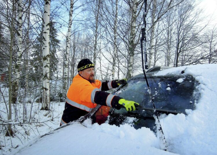 Vappuaatto Maaningalla vuonna 2015. Myös tänä vappuaattona on luvassa vettä ja lunta, mutta 1.5. on Etelä- ja Keski-Suomessa poutaa.