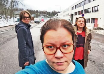 Ihmissyöjän ystävät Jarkko Tiusanen, Pirita Tiusanen ja Marjo Niemi taivuttavat proosan musiikiksi.