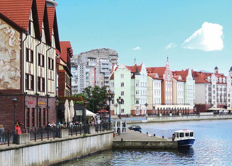 Saksalaistyyliin rakennettu upouusi ”Kalastajakylä” Pregoljajoen rannalla Kaliningradissa on nousukauden maamerkki.