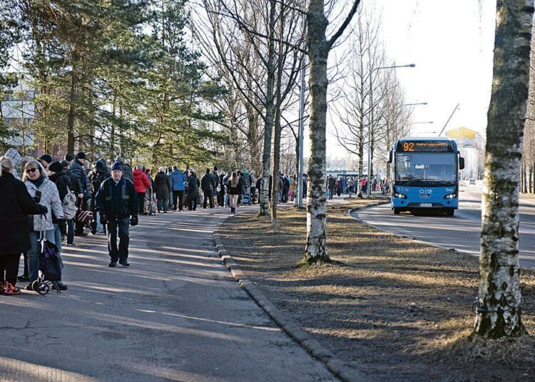 Suomessa köyhyys on pääosin suhteellista, mikä tarkoittaa huono-osaisuutta verrattuna muun väestön elintasoon. Kuvassa leipäjono Helsingin Myllypurossa viime keväänä.