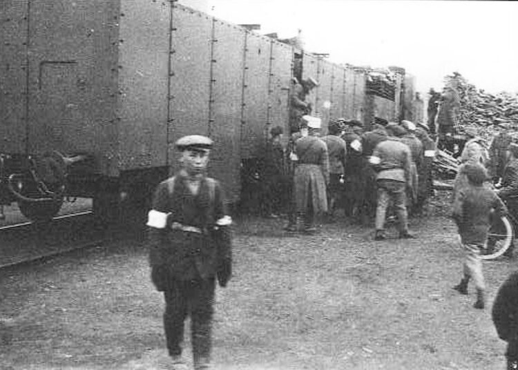 Yksi punaisten panssarijunista valkoisten sotasaaliina. Tykit on poistettu. Kuva kirjasta Punaisten panssarijuna 1918.