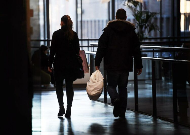 Kaupat täyttyvät, kun veronpalautukset tulevat tiistaina tileille. Käytöstavat on syytä muistaa jouluruuhkassakin.