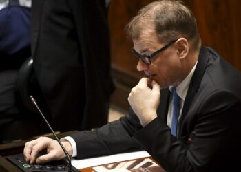Kirjoittajan mukaan Sipilän ja kumppaneiden purtilo poukkoilee sinne tänne miten sattuu.