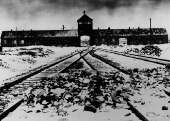 Auschwitzin keskitysleirin "kuoleman portti".