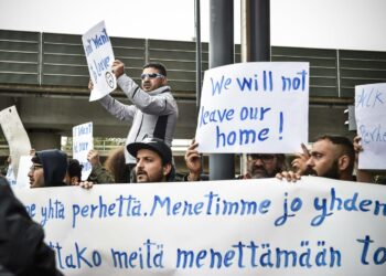 Turvapaikanhakijoiden palautuksia vastustava mielenosoitus maahanmuuttoviraston edessä Helsingissä perjantaina 8. syyskuuta 2017.