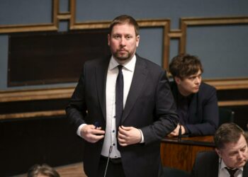 Paavo Arhinmäki muistutti Eurooppa-päivänä eduskunnassa EU:n todellisista ongelmista. Kuva huhtikuulta.