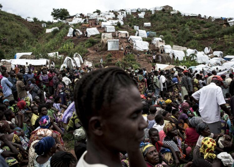 Kongolaisia pakolaisia jonottamassa ruokaa maan sisäisessä pakolaisuudessa elävien leirillä Kalemiessä 20. maaliskuuta 2018. Pygmien ja bantujen konflikti on pakottanut ihmiset jättämään kotinsa.