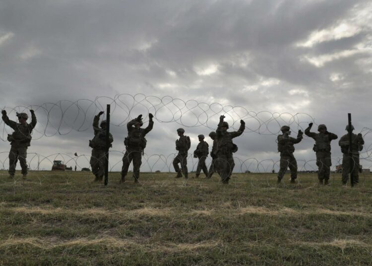 Kansasista lähetetty Yhdysvaltain armeijan joukko-osasto levitti sunnuntaina piikkilankaa Texasissa lähellä Meksikon rajaa.