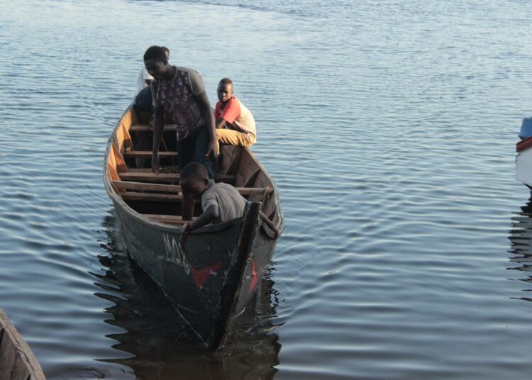 Kalastus on perinteinen elinkeino Victorianjärvellä Ugandassa mutta saaliit ovat kutistuneet viime vuosikymmenillä.