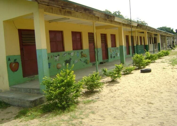 Länsi- ja Keski-Afrikassa koulut tyhjentyvät niitä ympäröivän ja suoraan niihin kohdistuvan väkivallan vuoksi. Kuvassa koulurakennus Nigerian Badagryssa.