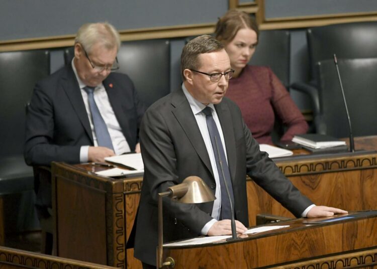 Valtiovarainministeri Mika Lintilä vastasi vaalikauden ensimmäiseen välikysymykseen.