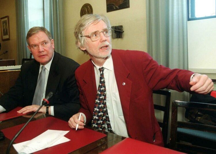 Paavo Lipponen ja Erkki Tuomioja (oik.)  SDP:n ryhmäkokouksessa  eduskunnassa vuonna 1999.