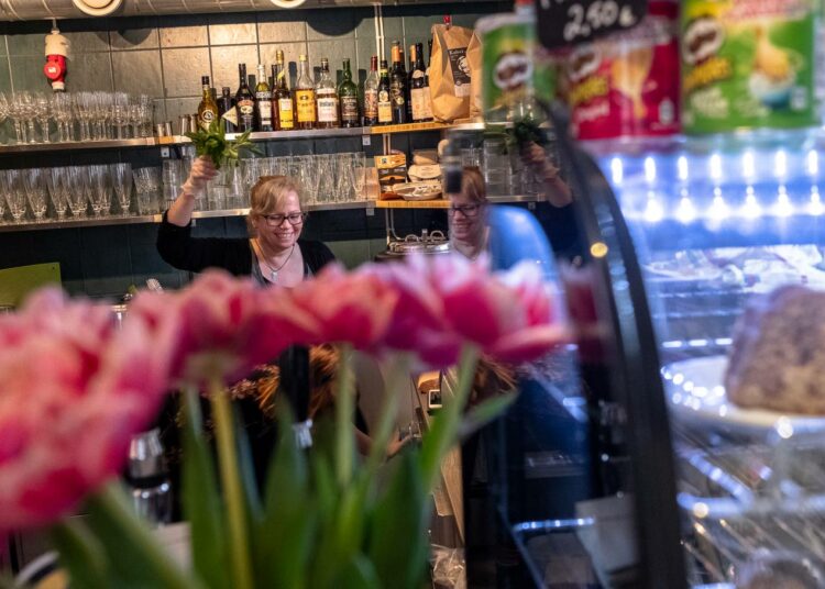 Sanna Warsellin pieneen kahvilaan on tehty muutoksia koronan vuoksi. Lounasta ei enää oteta itse, vaan se tarjoillaan tiskin takaa hygieniasyistä.