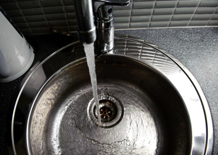 Ei ole yhdentekevää, kenen omistamista putkista vesi tulee kotitalouksiin.