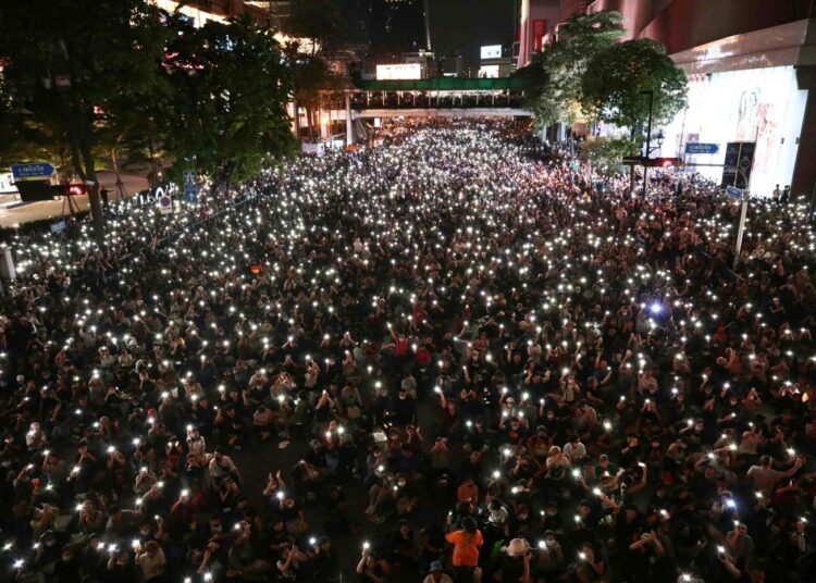 Tuhannet mielenosoittajat kokoontuivat Bangkokiin uhmaten hallituksen julistamaa kieltoa yli neljän ihmisen kokoontumisista.