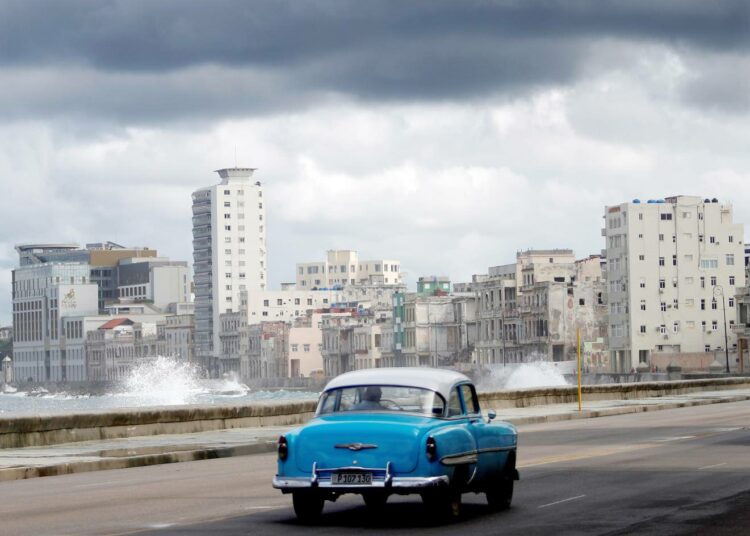Aallot murtuivat Malecónilla Kuuban pääkaupungissa Havannassa marraskuun alussa.