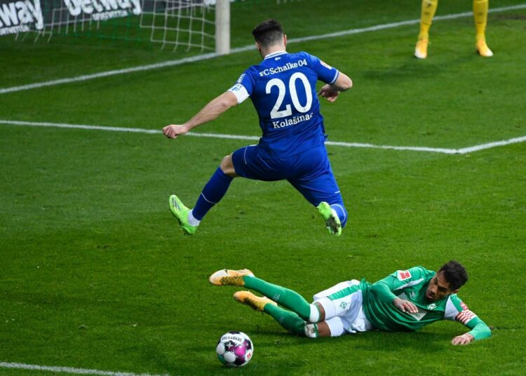 Schalken Sead Kolašinac väistää Werder Bremenin Theodor Gebre Selassien taklauksen viime viikon lauantain ottelussa.