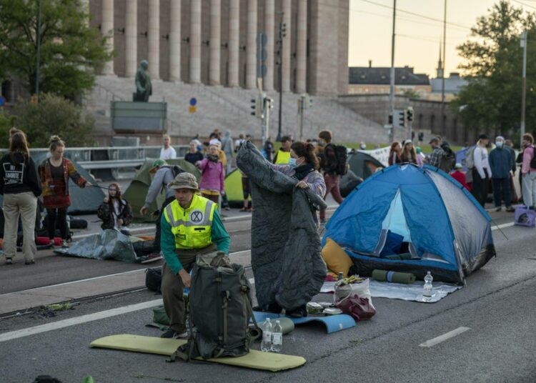 Elokapina pystytti telttaleirin eduskuntatalon kupeeseen