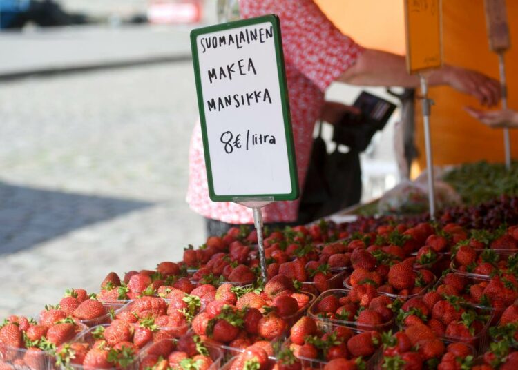 Toripöydät notkuvat jo nyt kotimaisesta mansikasta.