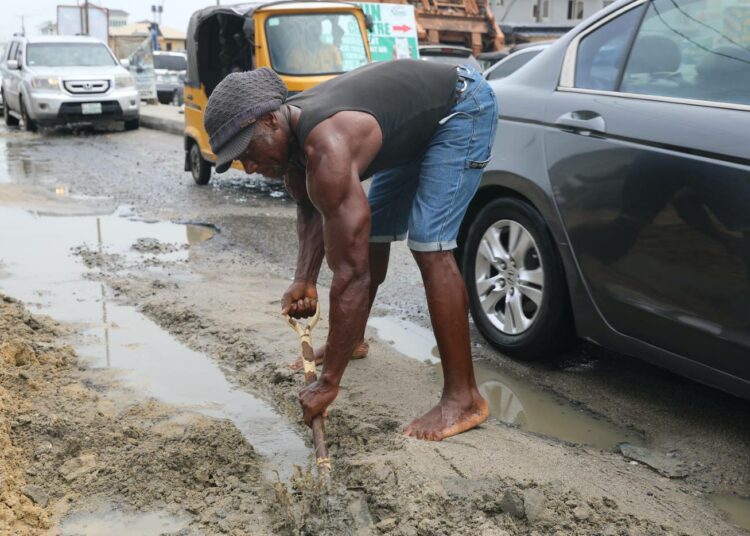 Nigeriaa vuonna 1984 olympialaisissa edustanut Bassey Etim Ironbar paikkaa vapaaehtoisena Lagosin kuoppaisia katuja.