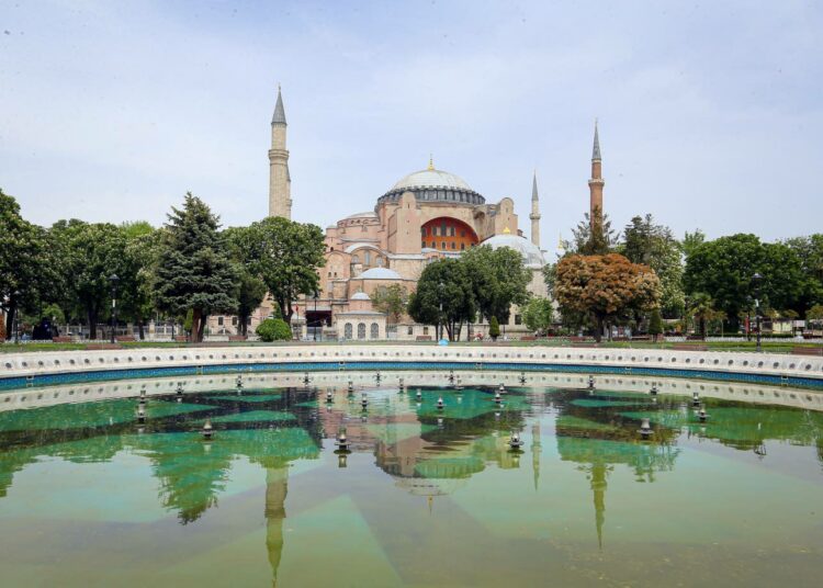 Keisari Justinianuksen rakennuttama Hagia Sofia valmistui vuonna 537. Vuonna 1453 se muutettiin moskeijaksi, 1934 museoksi ja 2020 jälleen moskeijaksi.