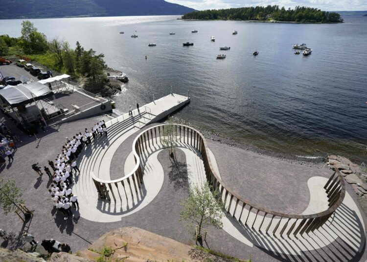 Utøyan saarelle on rakennettu muistomerkki massamurhan muistoksi. Äärioikeistolainen terroristi Anders Behring Breivik murhasi 77 nuorta Oslossa ja Utøyassa 22. heinäkuuta 2011.
