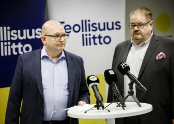 Teollisuusliiton puheenjohtaja Riku Aalto (vas.) ja Turja Lehtonen kertoivat tiedotustilaisuudessa hyväksytyistä esityksistä,