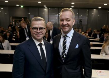 Isäntä ja renki, mutta kumpi on kumpi? Pääministeri Petteri Orpo ja Keskuskauppakamarin toimitusjohtaja Juho Romakkaniemi Suuri veropäivä 2025 -tilaisuudessa Helsingissä 24. syyskuuta 2025.