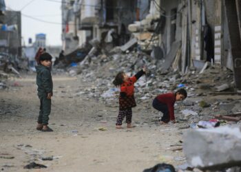 Lapset tarkastelevat tuhottua asuinympäristöään Jabaliassa Gazassa.