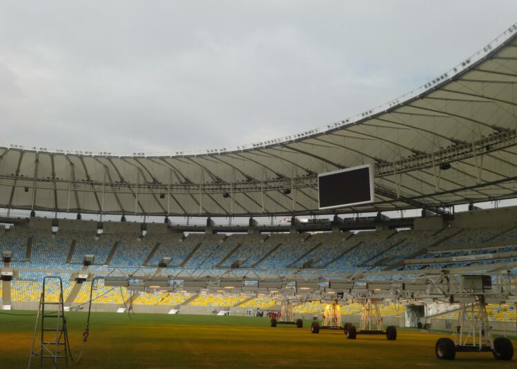 Miesten jalkapallon maailmanmestaruuksia ratkottiin Rio de Janeiron Maracanan stadionilla 2014. Naisten MM-lopputurnaus pelataan Brasiliassa ja koko Etelä-Amerikassa ensimmäistä kertaa vuonna 2027.