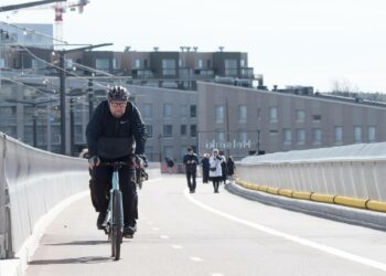 Nyt tarvitaan kaikki mahdolliset voimat kaatamaan tämä oikeistovalta. Suomen itsenäisen historian oikeistolaisimman hallituksen politiikka on ollut niin järkyttävää työssä käyville ja pienituloisille ihmisille, että haluan omalta osaltani tehdä kaikkeni, että ensi keväänä suunta muuttuu, perusteli Paavo Arhinmäki ehdokkuuttaan eduskuntavaaleissa Ilta-Sanomille.