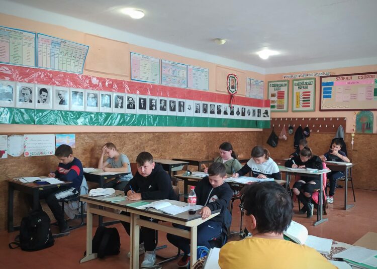 Unkarilainen koulu Länsi-Ukrainassa. Unkarilaisvähemmistön sisällä on vielä toinen vähemmistöryhmä: unkaria puhuvat romanit. Romanilasten osuus koululaisista on merkittävä.
