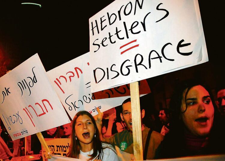 Siirtokuntapolitiikkaa vastustavia israelilaisia vasemmistoaktivisteja osoittamassa mieltään Tel Avivissa lauantaina.