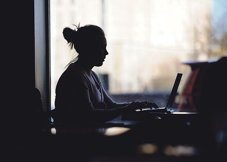 Tyypillisesti työstä elinvoimaa saavat naiset ovat korkeasti koulutettuja, johtavassa asemassa tai toimihenkilöitä sekä hyvätuloisia. Kuvassa nainen käyttää kannettavaa tietokonetta kahvilassa Helsingissä.