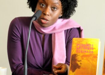 ? Tiesin, että sota oli syvällisesti vaikuttanut perheeseeni ja halusin ymmärtää asiaa, Chimamanda Ngozi Adichie kertoo romaaninsa taustoista.