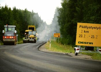 Tienrakennusalalla vaikuttavan valtion kokonaan omistaman mahti yrityksen Destia Oy:n omistuspohjasta kiistellään ay-johtajien keskuudessa. Puhutaan yksityistämisestä tai omistuspohjan laajentamisesta ? omasta kannasta riippuen.