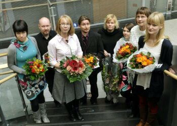 Finland Junior -kilpailun palkintoehdokkaat Siiri Enoranta (vas.), Juba (Tuomola), Maria Turtschaninoff, Antti Halme, Paula Noronen, kuvittaja Pauliina Mäkelä, Mari Kujanpää ja kuvittaja Aino-Maija Metsola.
