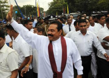 Sri Lankan presidentti Mahinda Rajapaksa tervehtii kannattajiaan Colombossa.