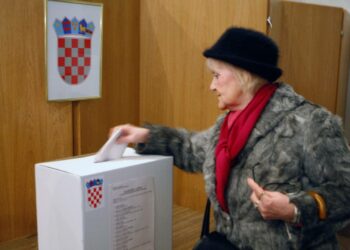Bosnian kroaatteihin kuuluva nainen äänestämässä Sarajevoon järjestetyllä äänestyspaikalla Kroatian presidentinvaaleissa joulukuun lopulla.